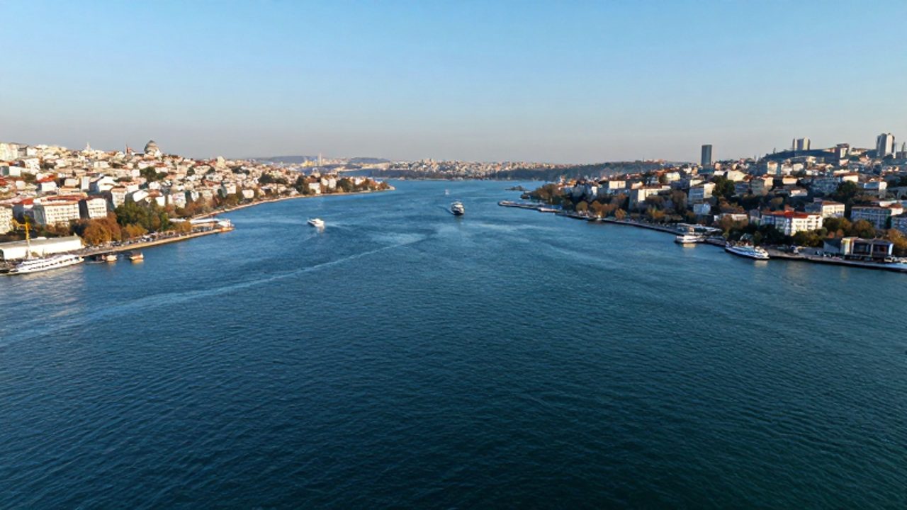 Vista aérea del estrecho del Bósforo en Estambul, mostrando el paso de agua que divide las costas de Europa y Asia.